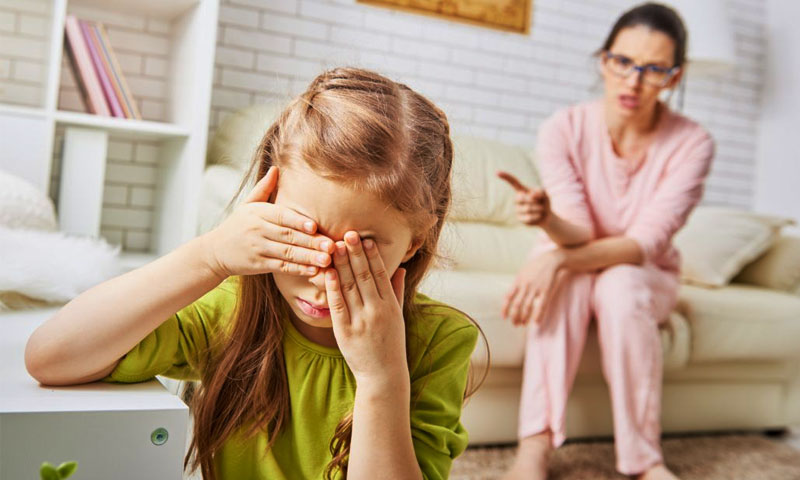 بچوں کو تمیزدار بنانے کے لیے ان 5 غلطیوں سے بچیں