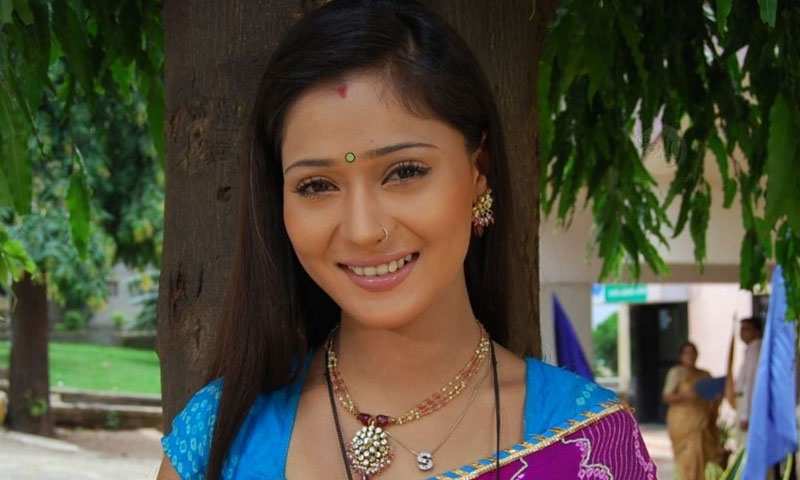 سارہ خان کی پاکستان میں گرفتاری کی افواہوں کی تردید