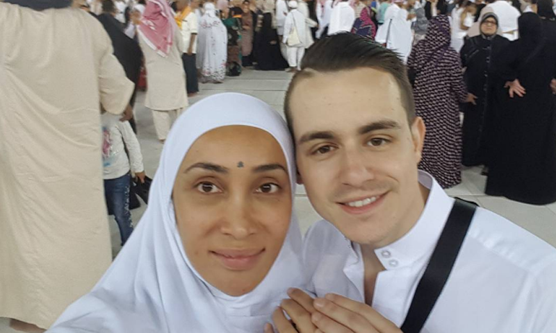 بھارتی متنازعہ ماڈل&nbsp; کی عمرہ کے دوران لی گئیں تصاویر سوشل میڈیا پر وائرل