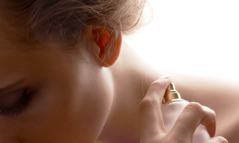 پرفیوم لگا کر دھوپ میں نکلنے کا بدترین نقصان