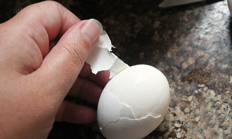 کیا آپ نے کبھی&nbsp; انڈوں کو چھیلنے کا یہ بہتر اور انوکھا طریقہ آزمایا ہے؟