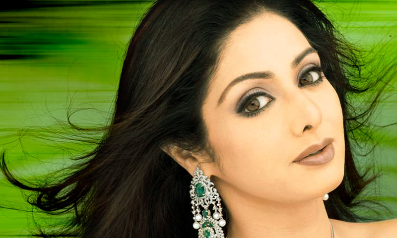 ترپن سال بعدبھی بولی وڈ کی یہ مشہوراداکارہ کسی نوجوان لڑکی سے کم نہیں