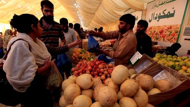 پھل فروشوں کے خلاف 'فروٹ بین' مہم کا آغاز