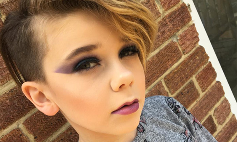 میک اپ کا ماہر دس سالہ بچہ