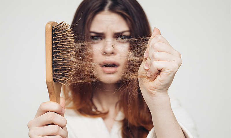 جتنے بال گریں اس سے دوگنے اُگائیں ان ٹوٹکوں کو آزمائیں