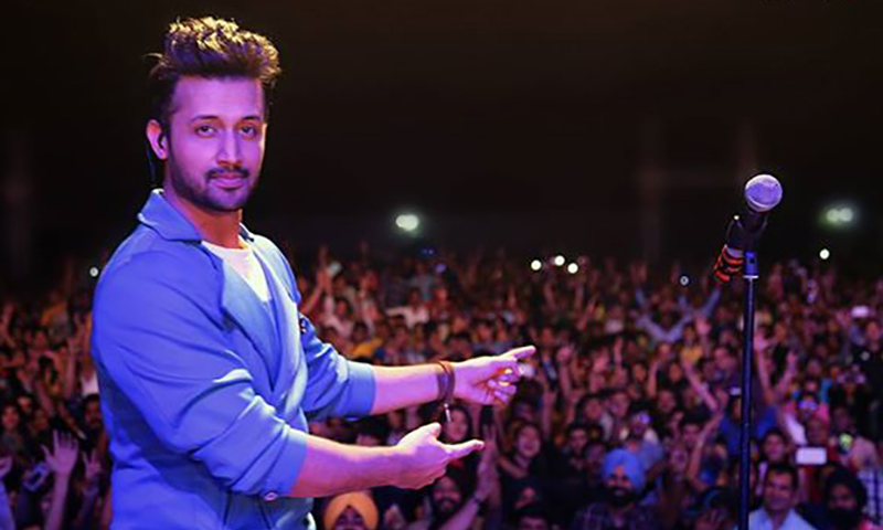 عاطف اسلم کو 'بے سُرا' &nbsp;کہنے والے کو کرارا جواب مل گیا