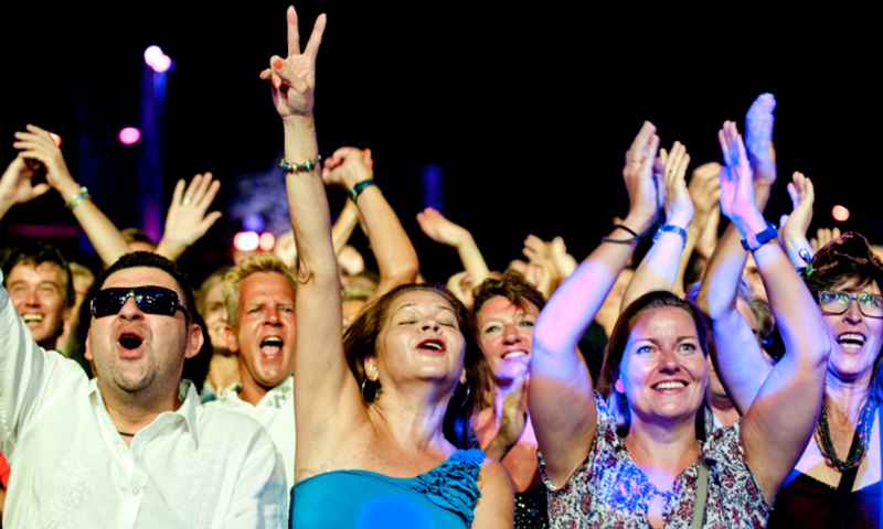 خوب رقص کریں لیکن کپڑے نہ اتاریں