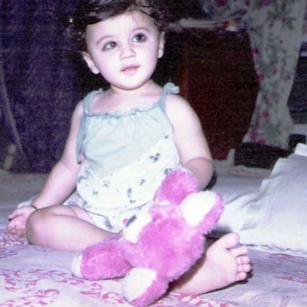 کیا آپ پہچان سکتے ہیں یہ کس اداکارہ کے بچپن کی تصویر ہے؟