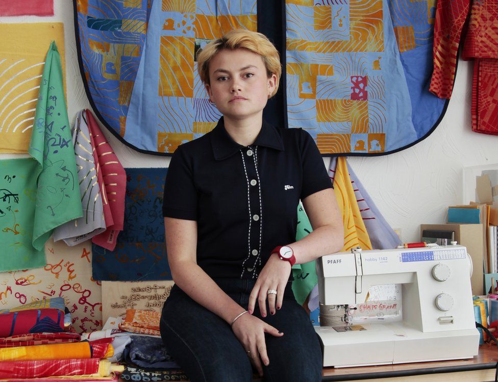 اپنے خون سے کپڑے بننے والی فیشن ڈائزئنر