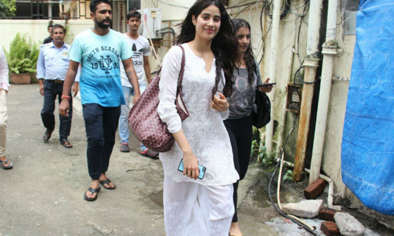 جھانوی کپور یا فلم 'چاندنی' کی سری دیوی؟؟ تصاویر دیکھیں اور فیصلہ کریں