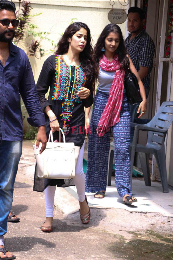 سری دیوی کی بیٹی جھانوی کپور باندرا میں کہاں دیکھی گئیں؟