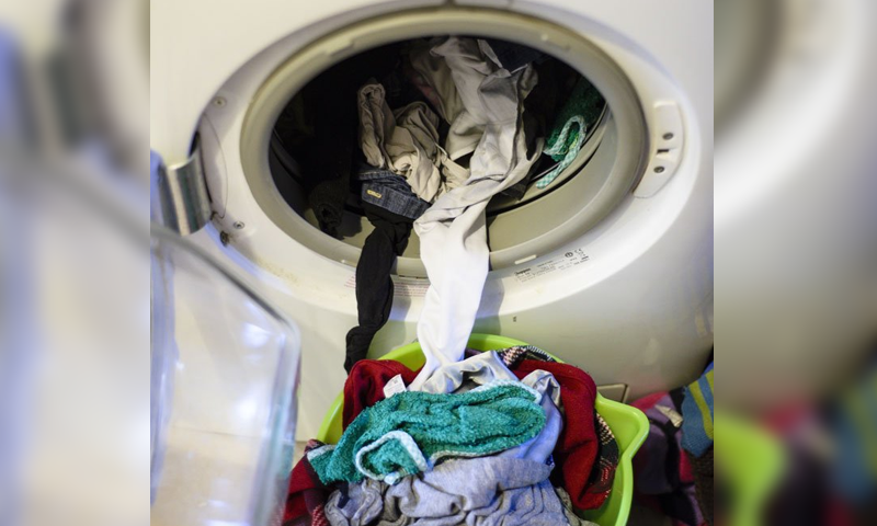 کپڑے دھوتے وقت کی جانے والی ان 6 بڑی غلطیوں سے اجتناب کریں