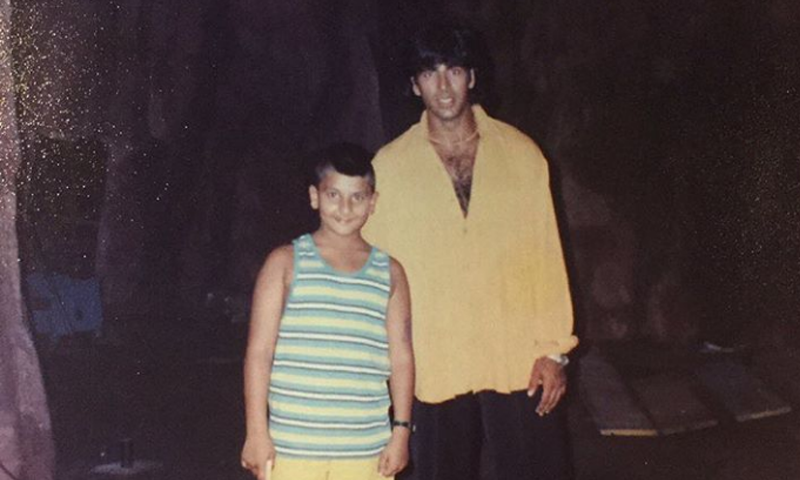 کیا آپ بتا سکتے ہیں اس تصویر میں اکشے کے ساتھ کھڑا یہ بچہ کون ہے؟