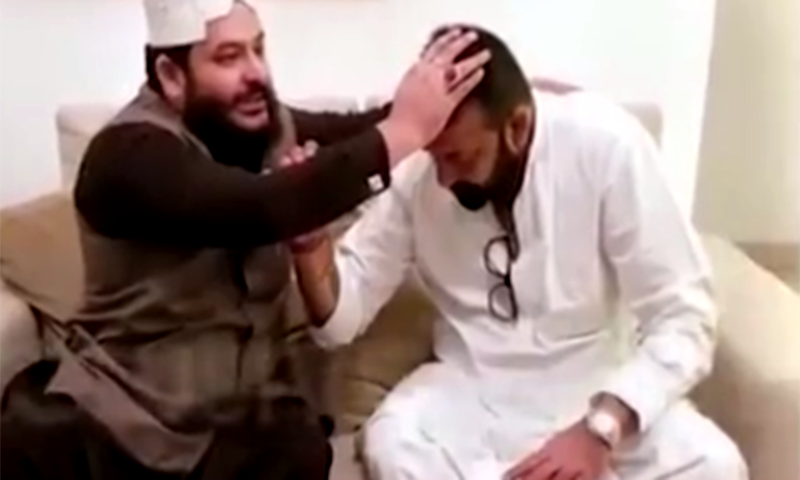 سنجو بابا کی پاکستانی عامل کے آستانے پر حاضری