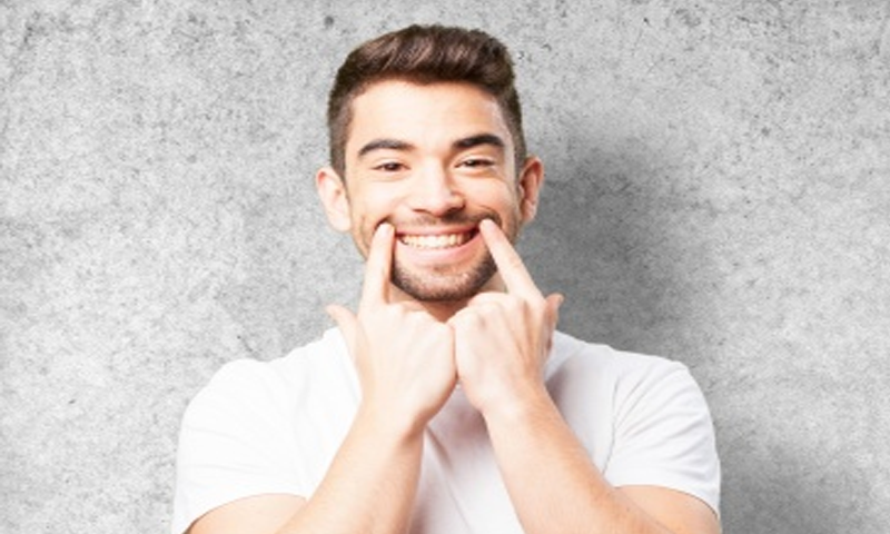 خواتین مسکرانے والے مردوں کے بارے میں کیا سوچتی ہیں؟