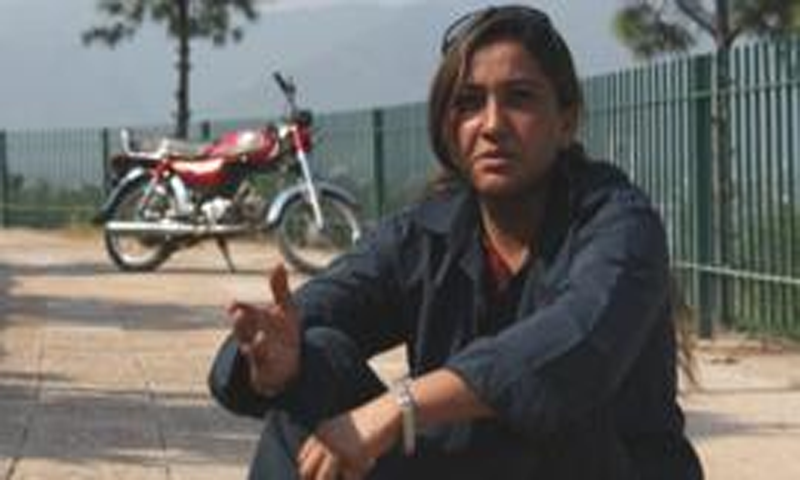 ہراساں کئے جانے سے تنگ آکر خاتون نے بائیک چلانا شروع کردی