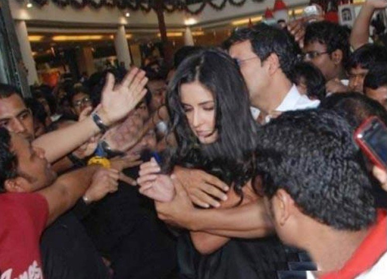 مداحوں کی جانب سے ہراساں کی جانے والی 7 بولی وڈ اداکارائیں