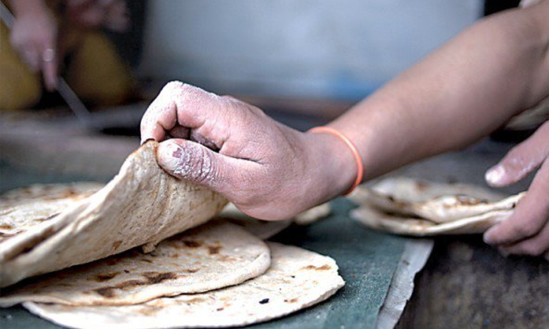 اگر ایک عورت بیس روٹیاں بناتی ہے تو ۔۔۔ ؟ بوجھیئے