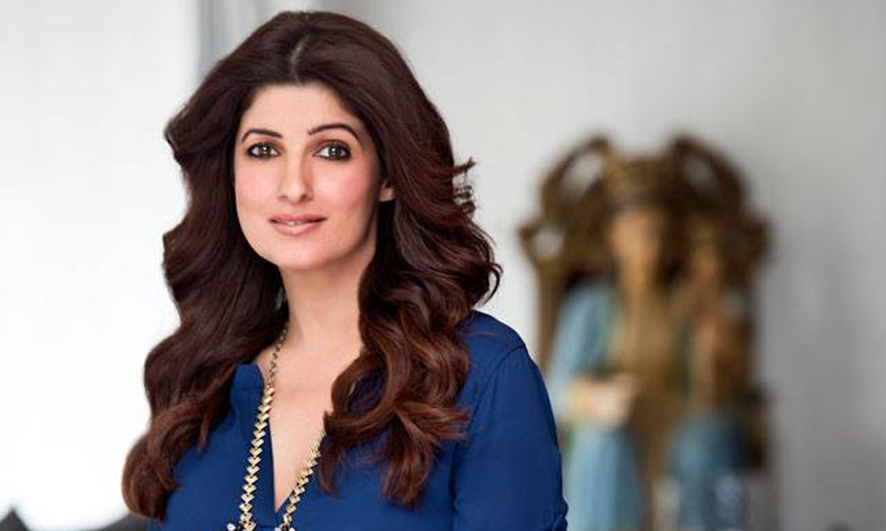 کتابوں پر کیوں بیٹھیں؟ مداحوں نے ٹوئنکل کھنّا کو آڑے ہاتھوں لے لیا