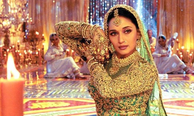 مادھوری ڈکشت کا 'مار ڈالا' گانے میں پہنا گیا لہنگا کتنے میں فروخت ہوا؟