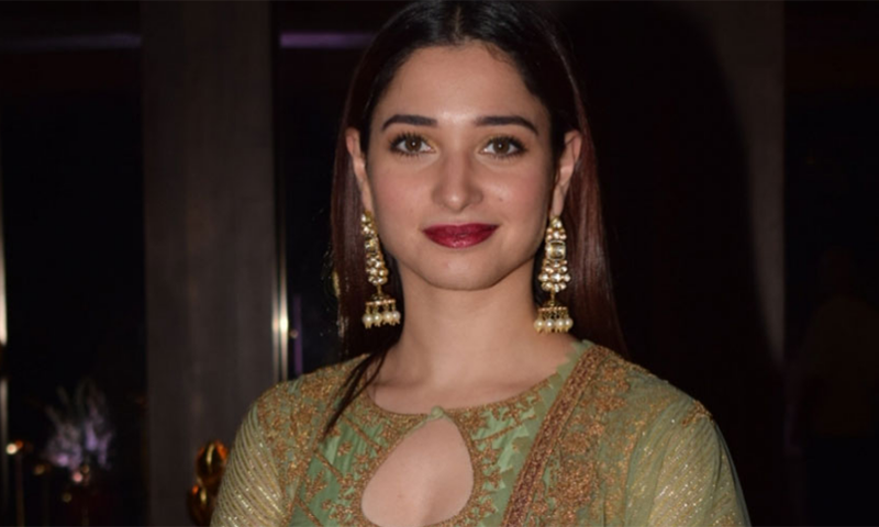 تمنا بھاٹیہ کو جوتا پھینک کر ماردیا گیا ۔ ۔ ۔ ؟