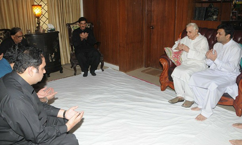 وزیراعلیٰ سندھ کی فریحہ رزاق کے گھر آمد، لواحقین سے اظہار تعزیت