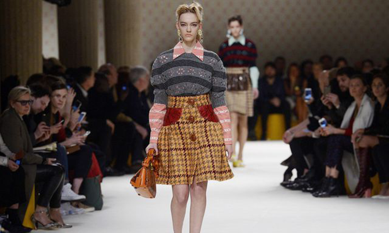 پیرس فیشن ویک میں پہلی بار پاکستانی خاتون کا فیشن شو