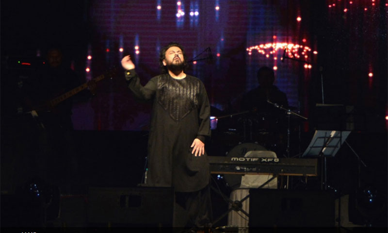 عدنان سمیع کا پاکستانی مداح کوسیخ پا انداز میں جواب