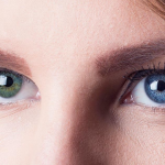 کچھ انسانوں کی دونوں آنکھوں کی رنگت مختلف کیوں ہوتی ہے؟