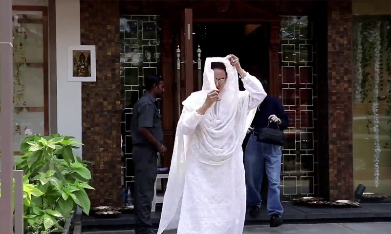 ریکھا اپنا منہ کیوں چھپاتی رہیں؟