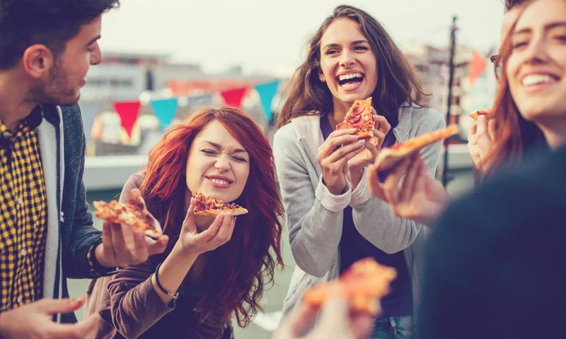 پیزا ناشتے میں دلیئے اور اناج سے ذیادہ بہتر ہے، غذائی ماہرین