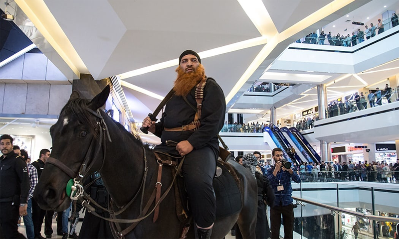 داعش کے لباس میں فنکاروں کی شاپنگ مال آمد، معاملہ الٹا پڑگیا