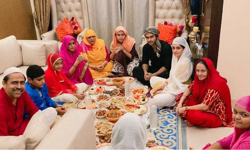 نو مسلم بھارتی اداکارہ کی افطاری کرتے ہوئے تصاویر سوشل میڈیا پر وائرل