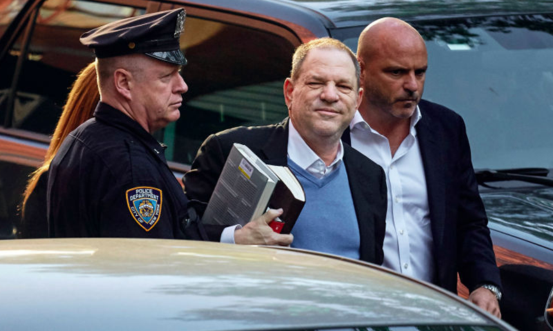 ہالی وڈ پروڈیوسر ہاروی وائن سٹین نے بالآخر گرفتاری دے دی