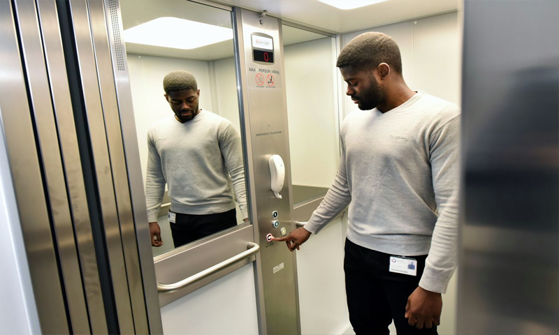 لفٹ میں آئینہ کیوں لگایا جاتا ہے؟ وجہ وہ نہیں جو آپ سمجھتے ہیں