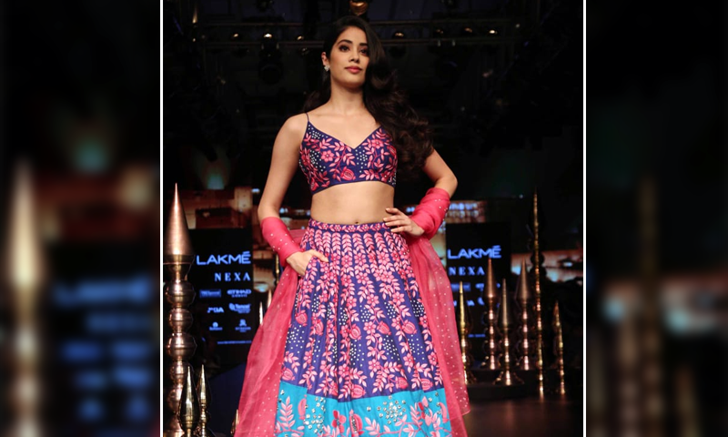 جھانوی کپور ریمپ ڈیبیو: ایک جھلک سے لاکھوں دھڑکنیں رُک گئیں