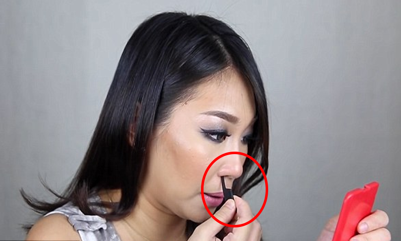 ناک کو خوبصورت بنانے کیلئے خواتین کا انوکھا اور خطرناک جتن