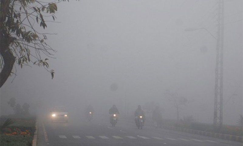 پنجاب بھر میں سردی اور دھند کی شدت میں اضافہ،حد نگاہ کم ہونے لگی