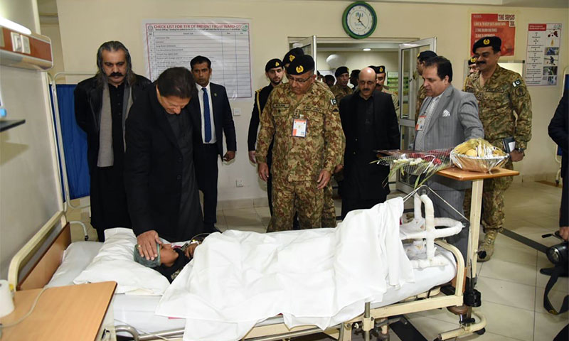وزیراعظم عمران خان کی مظفرآباد آمد،برفانی طوفان میں زخمی افراد کی عیادت