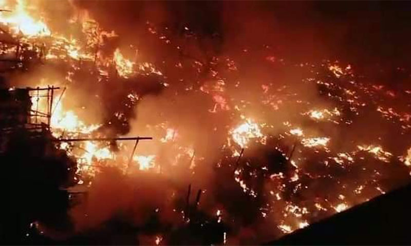 کراچی: 3ہٹی کے قریب خوفناک آتشزدگی ، 100 سے زائد جھگیاں جل کر راکھ