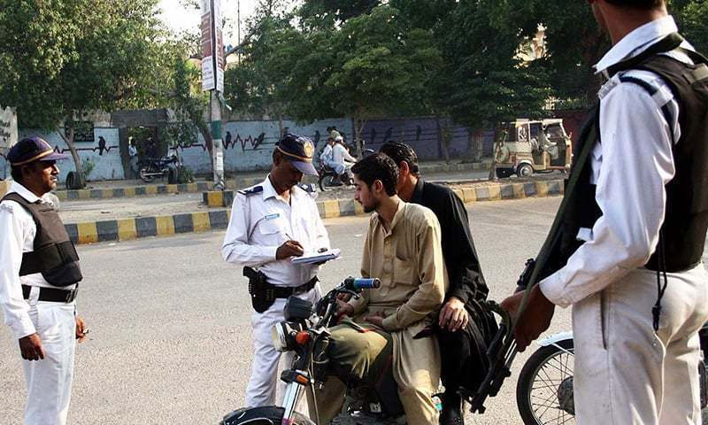 کراچی میں رانگ وے کے خلاف ٹریفک پولیس کی مہم ختم