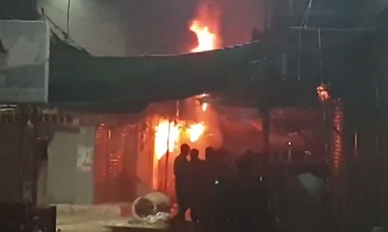 سکھر میں کپڑے کی دکان میں آتشزدگی ، 4 افراد جھلس کر جاں بحق