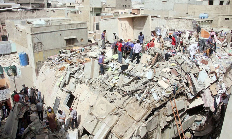 کراچی میں عمارت کےملبےسے 6 لاشیں برآمد ، جاں بحق افراد کی تعداد 26 ہوگئی