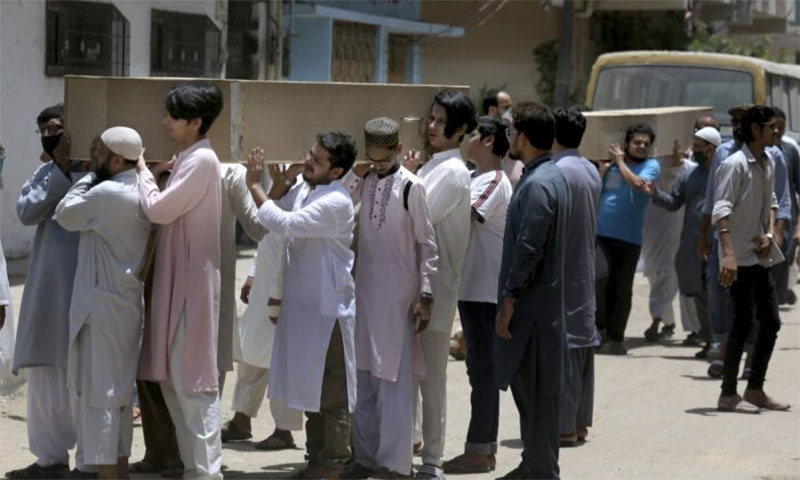 طیارہ حادثے میں جاں بحق آٹھ مسافروں کی نماز جنازہ ادا کردی گئی