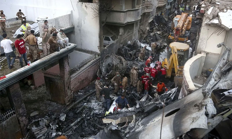 فرانسیسی ایئربس کمپنی کی تحقیقاتی ٹیم کا طیارہ حادثے کے مقام کا دورہ