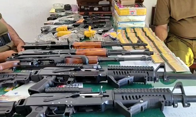 اٹک میں پولیس کی کارروائی، گاڑی سے بھاری تعداد میں اسلحہ اور گولیاں برآمد